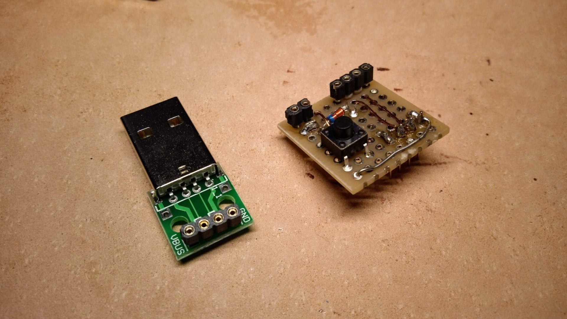 USBプラグとリセット回路