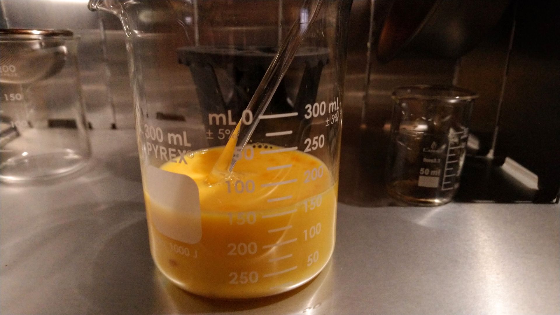 出汁と卵を撹拌
